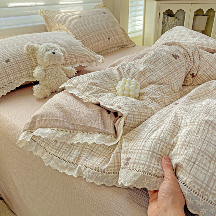 91家纺网 家纺一手货源 找家纺 金梦拉家纺 2025新款提花纱布皱皱纱四件套（全棉镂空花边款） 镂空花边-咖调蝴蝶结