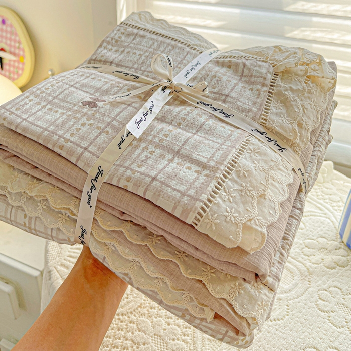 91家纺网 家纺一手货源 找家纺 金梦拉家纺 2025新款提花纱布皱皱纱四件套（全棉镂空花边款） 镂空花边-咖调蝴蝶结