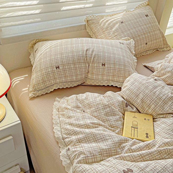 91家纺网 家纺一手货源 找家纺 金梦拉家纺 2025新款提花纱布皱皱纱四件套（全棉镂空花边款） 镂空花边-咖调蝴蝶结