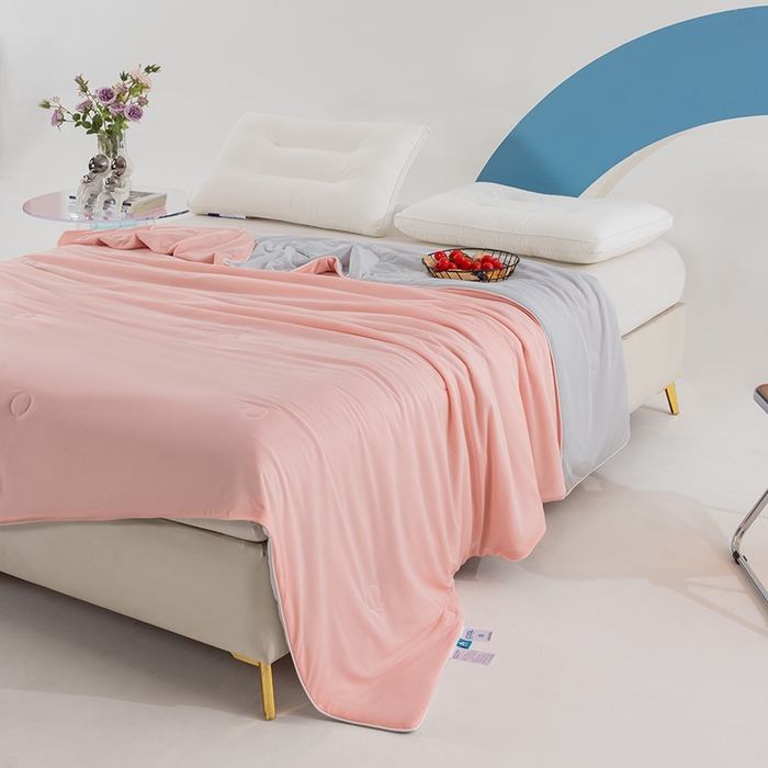 91家纺网 家纺一手货源 找家纺 世爵2025新款氨纶纯色凉感丝夏被被子被芯变凉空调被 粉黛玉拼灰