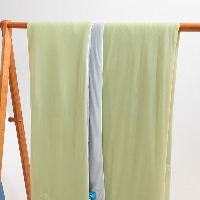 91家纺网 家纺一手货源 找家纺 世爵2025新款氨纶纯色凉感丝夏被被子被芯变凉空调被 糖果绿拼灰