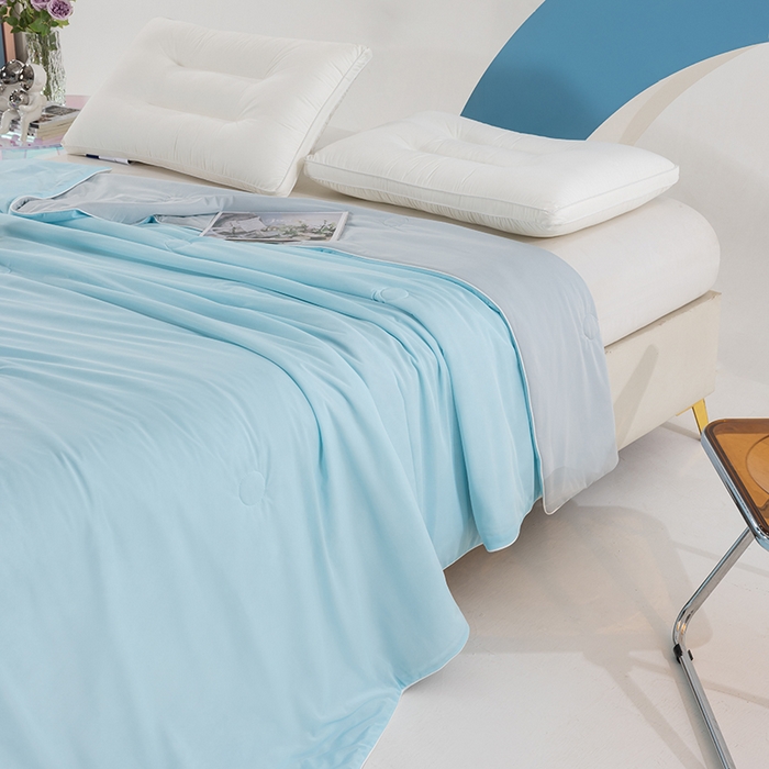 91家纺网 家纺一手货源 找家纺 世爵2025新款氨纶纯色凉感丝夏被被子被芯变凉空调被 天空蓝拼灰