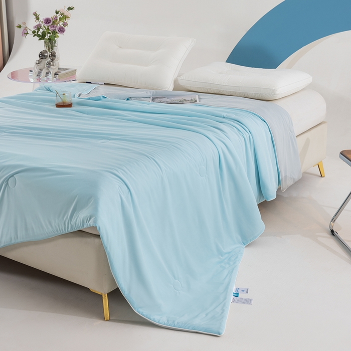 91家纺网 家纺一手货源 找家纺 世爵2025新款氨纶纯色凉感丝夏被被子被芯变凉空调被 天空蓝拼灰