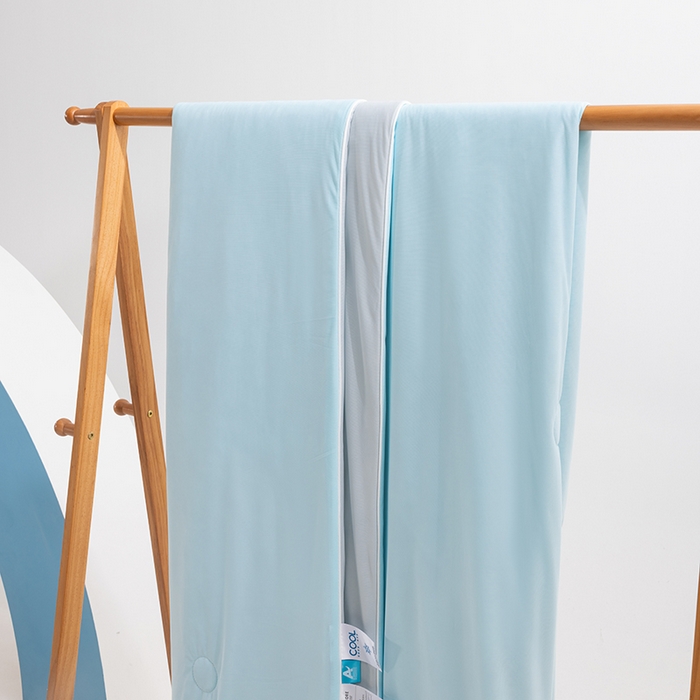 91家纺网 家纺一手货源 找家纺 世爵2025新款氨纶纯色凉感丝夏被被子被芯变凉空调被 天空蓝拼灰