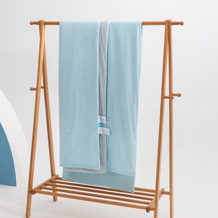 91家纺网 家纺一手货源 找家纺 世爵2025新款氨纶纯色凉感丝夏被被子被芯变凉空调被 天空蓝拼灰