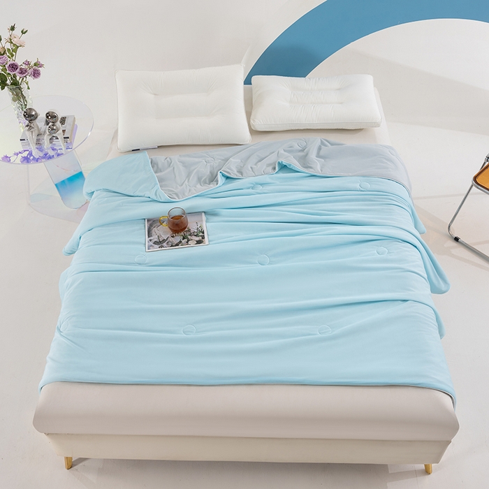 91家纺网 家纺一手货源 找家纺 世爵2025新款氨纶纯色凉感丝夏被被子被芯变凉空调被 天空蓝拼灰