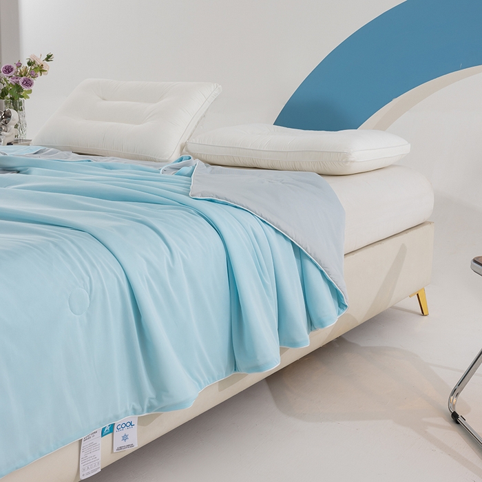 91家纺网 家纺一手货源 找家纺 世爵2025新款氨纶纯色凉感丝夏被被子被芯变凉空调被 天空蓝拼灰