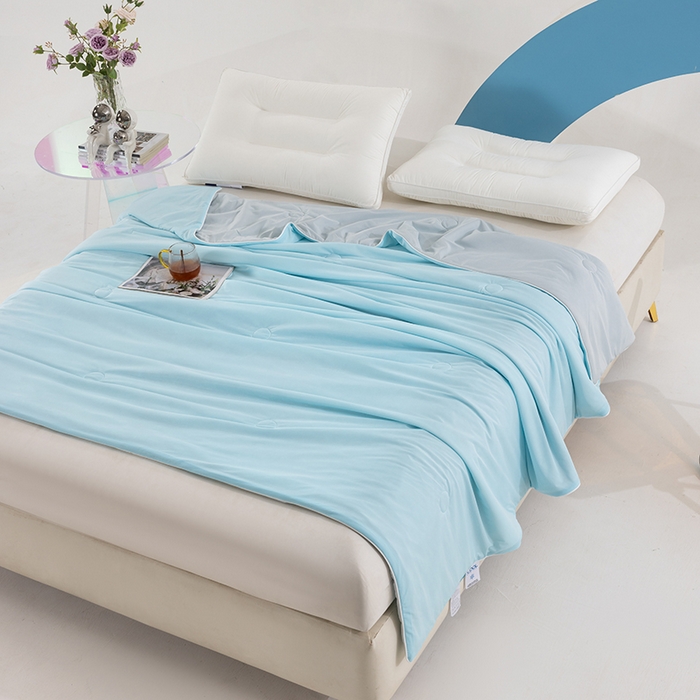 91家纺网 家纺一手货源 找家纺 世爵2025新款氨纶纯色凉感丝夏被被子被芯变凉空调被 天空蓝拼灰