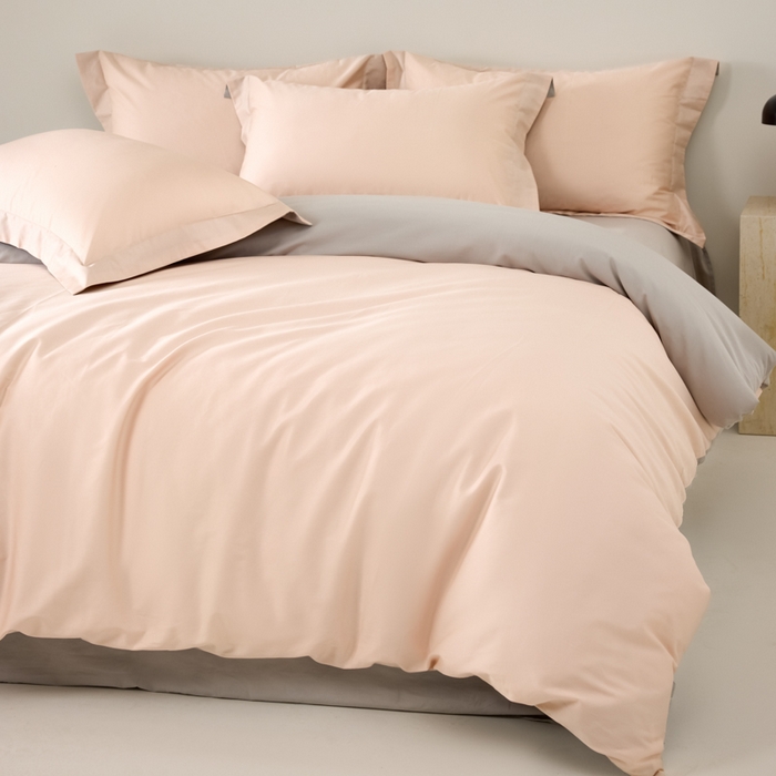 91家纺网 家纺一手货源 找家纺 丞音家纺 2025新款A类纯色高档礼盒包装双股高支蜜贡缎100s长绒棉四件套纯棉被套床单 洛克-粉拼灰