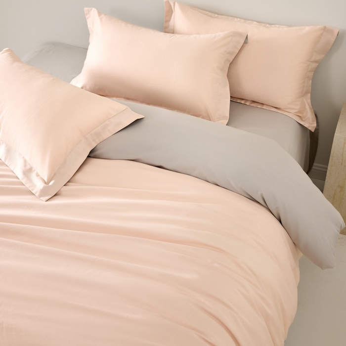 91家纺网 家纺一手货源 找家纺 丞音家纺 2025新款A类纯色高档礼盒包装双股高支蜜贡缎100s长绒棉四件套纯棉被套床单 洛克-粉拼灰