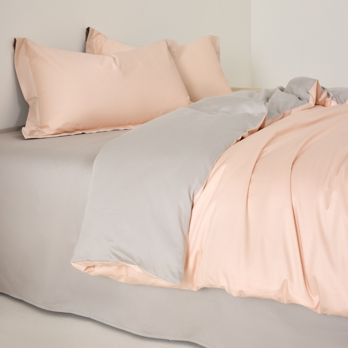 91家纺网 家纺一手货源 找家纺 丞音家纺 2025新款A类纯色高档礼盒包装双股高支蜜贡缎100s长绒棉四件套纯棉被套床单 洛克-粉拼灰