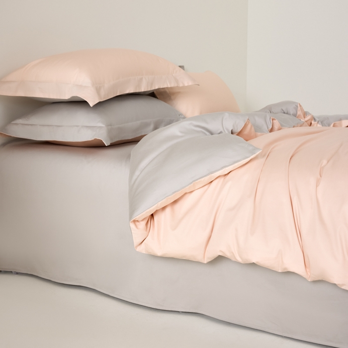 91家纺网 家纺一手货源 找家纺 丞音家纺 2025新款A类纯色高档礼盒包装双股高支蜜贡缎100s长绒棉四件套纯棉被套床单 洛克-粉拼灰