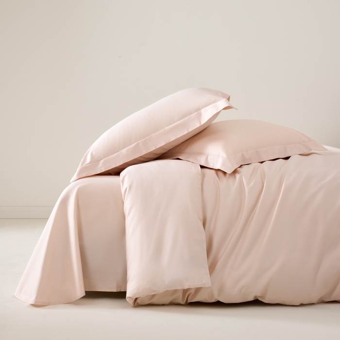 91家纺网 家纺一手货源 找家纺 丞音家纺 2025新款A类纯色高档礼盒包装双股高支蜜贡缎100s长绒棉四件套纯棉被套床单 洛克-桃花粉