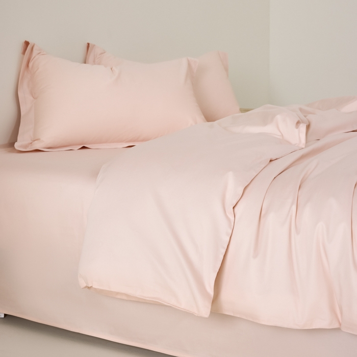 91家纺网 家纺一手货源 找家纺 丞音家纺 2025新款A类纯色高档礼盒包装双股高支蜜贡缎100s长绒棉四件套纯棉被套床单 洛克-桃花粉