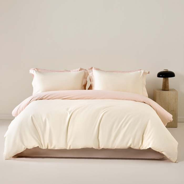 91家纺网 家纺一手货源 找家纺 丞音家纺 2025新款A类纯色高档礼盒包装双股高支蜜贡缎100s长绒棉四件套纯棉被套床单 洛克-白拼粉