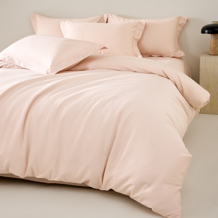 91家纺网 家纺一手货源 找家纺 丞音家纺 2025新款A类纯色高档礼盒包装双股高支蜜贡缎100s长绒棉四件套纯棉被套床单 洛克-桃花粉