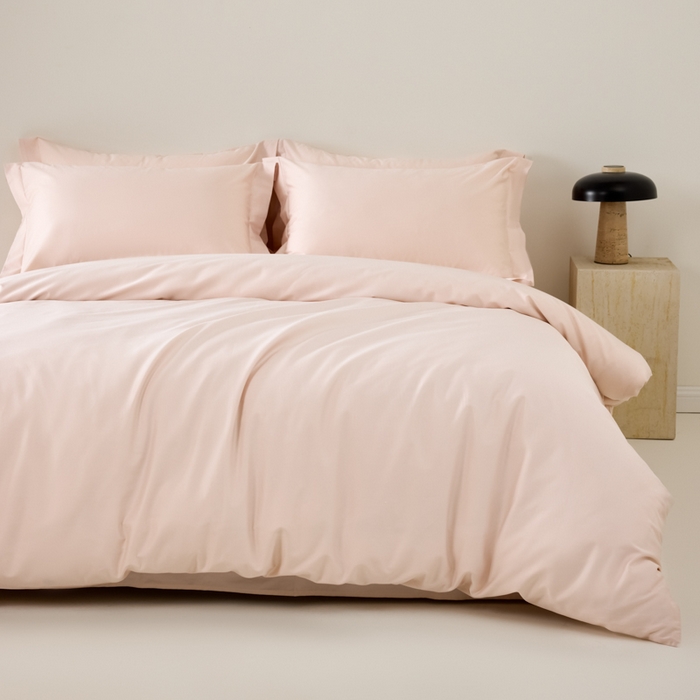 91家纺网 家纺一手货源 找家纺 丞音家纺 2025新款A类纯色高档礼盒包装双股高支蜜贡缎100s长绒棉四件套纯棉被套床单 洛克-桃花粉