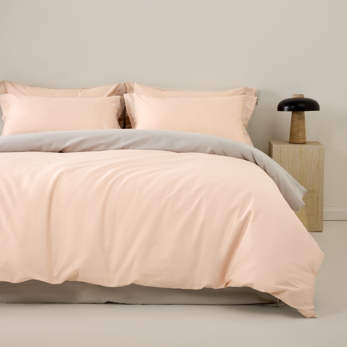 91家纺网 家纺一手货源 找家纺 丞音家纺 2025新款A类纯色高档礼盒包装双股高支蜜贡缎100s长绒棉四件套纯棉被套床单 洛克-粉拼灰