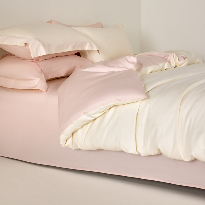 91家纺网 家纺一手货源 找家纺 丞音家纺 2025新款A类纯色高档礼盒包装双股高支蜜贡缎100s长绒棉四件套纯棉被套床单 洛克-白拼粉