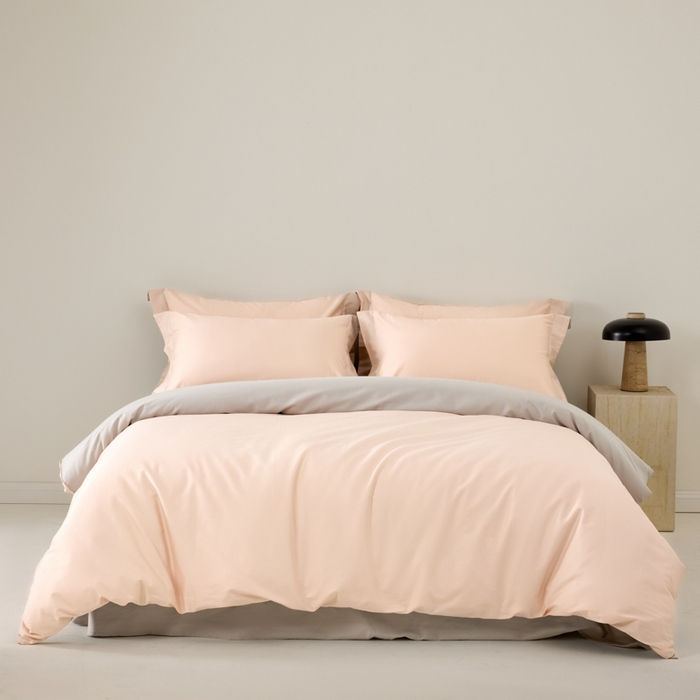 91家纺网 家纺一手货源 找家纺 丞音家纺 2025新款A类纯色高档礼盒包装双股高支蜜贡缎100s长绒棉四件套纯棉被套床单 洛克-粉拼灰