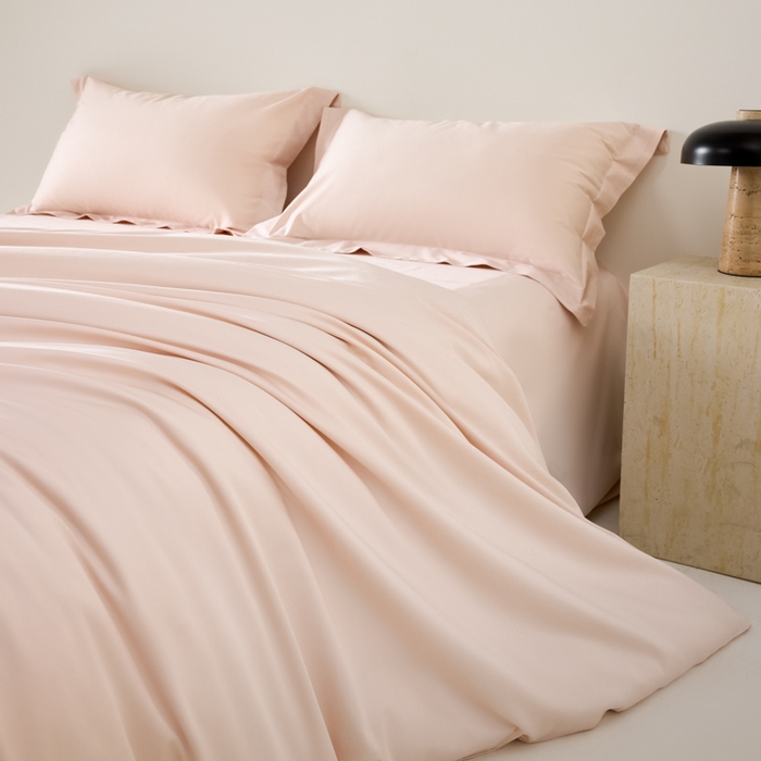 91家纺网 家纺一手货源 找家纺 丞音家纺 2025新款A类纯色高档礼盒包装双股高支蜜贡缎100s长绒棉四件套纯棉被套床单 洛克-桃花粉