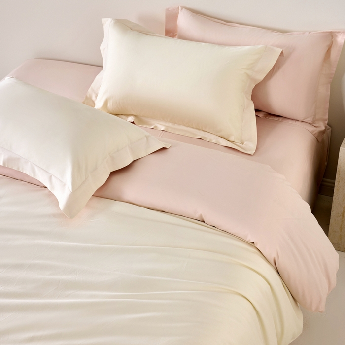 91家纺网 家纺一手货源 找家纺 丞音家纺 2025新款A类纯色高档礼盒包装双股高支蜜贡缎100s长绒棉四件套纯棉被套床单 洛克-白拼粉