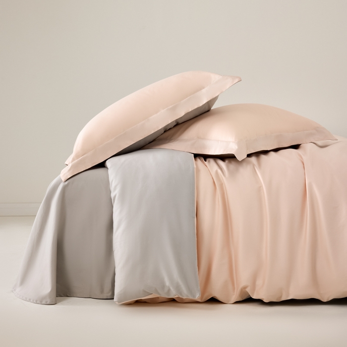 91家纺网 家纺一手货源 找家纺 丞音家纺 2025新款A类纯色高档礼盒包装双股高支蜜贡缎100s长绒棉四件套纯棉被套床单 洛克-粉拼灰