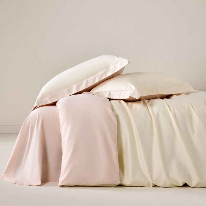 91家纺网 家纺一手货源 找家纺 丞音家纺 2025新款A类纯色高档礼盒包装双股高支蜜贡缎100s长绒棉四件套纯棉被套床单 洛克-白拼粉