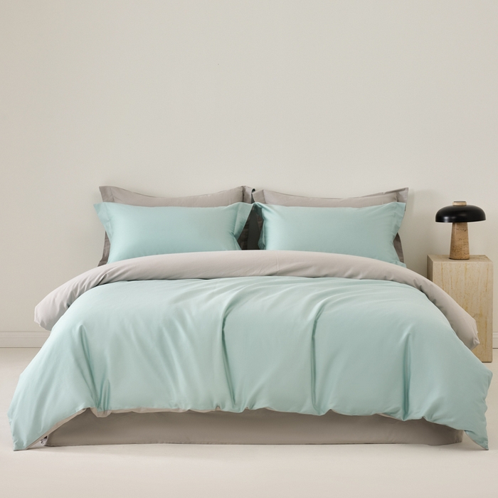 91家纺网 家纺一手货源 找家纺 丞音家纺 2025新款A类纯色高档礼盒包装双股高支蜜贡缎100s长绒棉四件套纯棉被套床单 洛克-水蓝拼灰