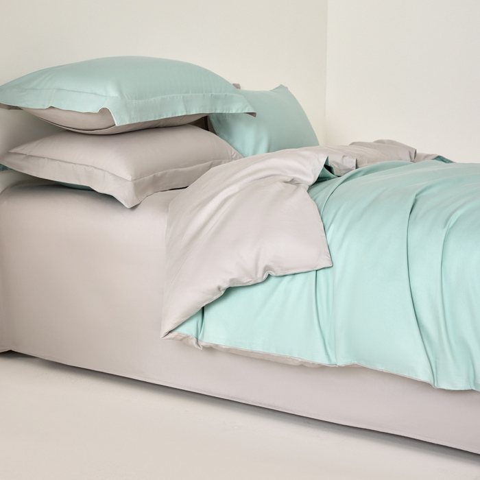 91家纺网 家纺一手货源 找家纺 丞音家纺 2025新款A类纯色高档礼盒包装双股高支蜜贡缎100s长绒棉四件套纯棉被套床单 洛克-水蓝拼灰