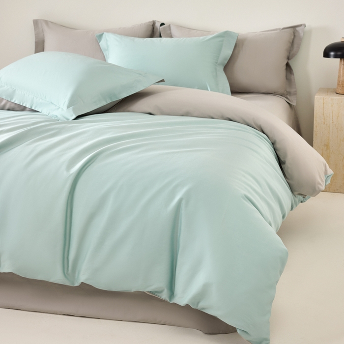 91家纺网 家纺一手货源 找家纺 丞音家纺 2025新款A类纯色高档礼盒包装双股高支蜜贡缎100s长绒棉四件套纯棉被套床单 洛克-水蓝拼灰