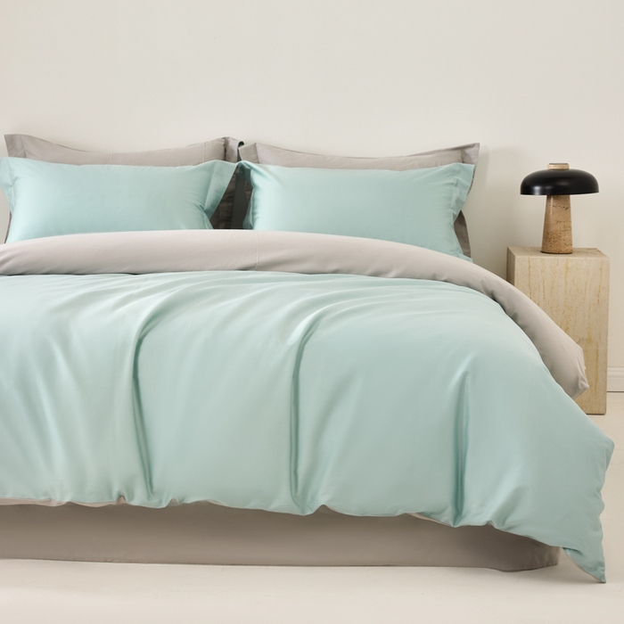 91家纺网 家纺一手货源 找家纺 丞音家纺 2025新款A类纯色高档礼盒包装双股高支蜜贡缎100s长绒棉四件套纯棉被套床单 洛克-水蓝拼灰