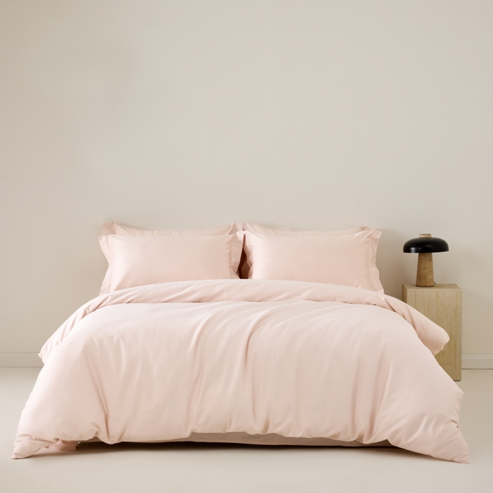 91家纺网 家纺一手货源 找家纺 丞音家纺 2025新款A类纯色高档礼盒包装双股高支蜜贡缎100s长绒棉四件套纯棉被套床单 洛克-桃花粉