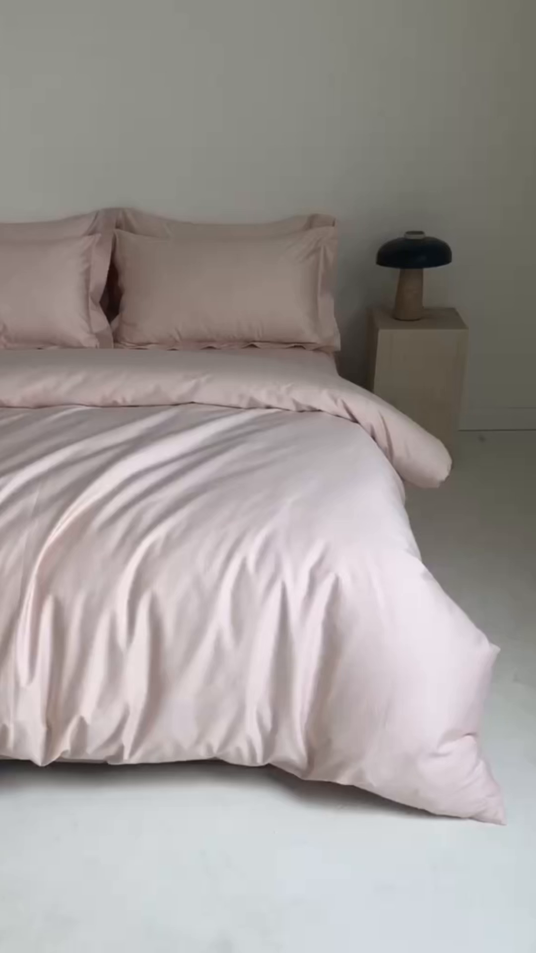 91家纺网 家纺一手货源 找家纺 丞音家纺 2025新款A类纯色高档礼盒包装双股高支蜜贡缎100s长绒棉四件套纯棉被套床单 洛克-桃花粉