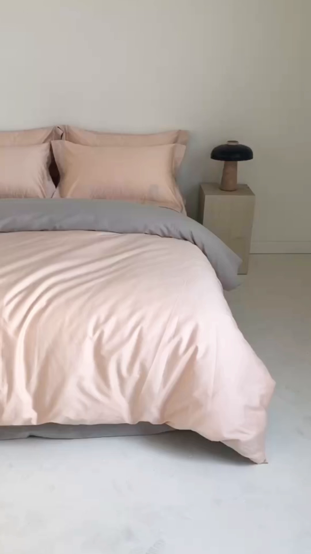 91家纺网 家纺一手货源 找家纺 丞音家纺 2025新款A类纯色高档礼盒包装双股高支蜜贡缎100s长绒棉四件套纯棉被套床单 洛克-粉拼灰