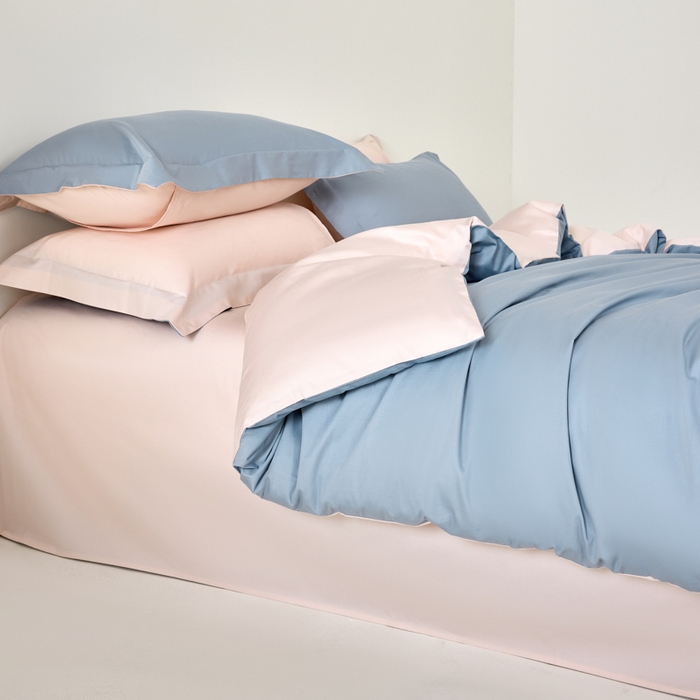 91家纺网 家纺一手货源 找家纺 丞音家纺 2025新款A类纯色高档礼盒包装双股高支蜜贡缎100s长绒棉四件套纯棉被套床单 洛克-碧空蓝拼粉