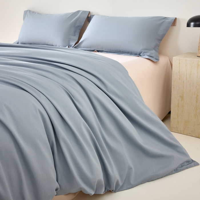 91家纺网 家纺一手货源 找家纺 丞音家纺 2025新款A类纯色高档礼盒包装双股高支蜜贡缎100s长绒棉四件套纯棉被套床单 洛克-碧空蓝拼粉