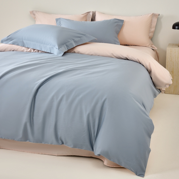 91家纺网 家纺一手货源 找家纺 丞音家纺 2025新款A类纯色高档礼盒包装双股高支蜜贡缎100s长绒棉四件套纯棉被套床单 洛克-碧空蓝拼粉