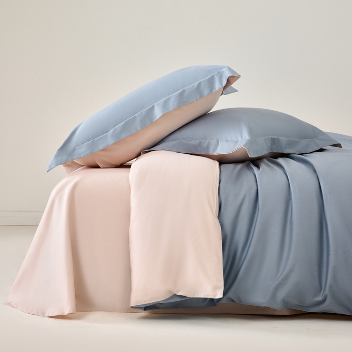 91家纺网 家纺一手货源 找家纺 丞音家纺 2025新款A类纯色高档礼盒包装双股高支蜜贡缎100s长绒棉四件套纯棉被套床单 洛克-碧空蓝拼粉