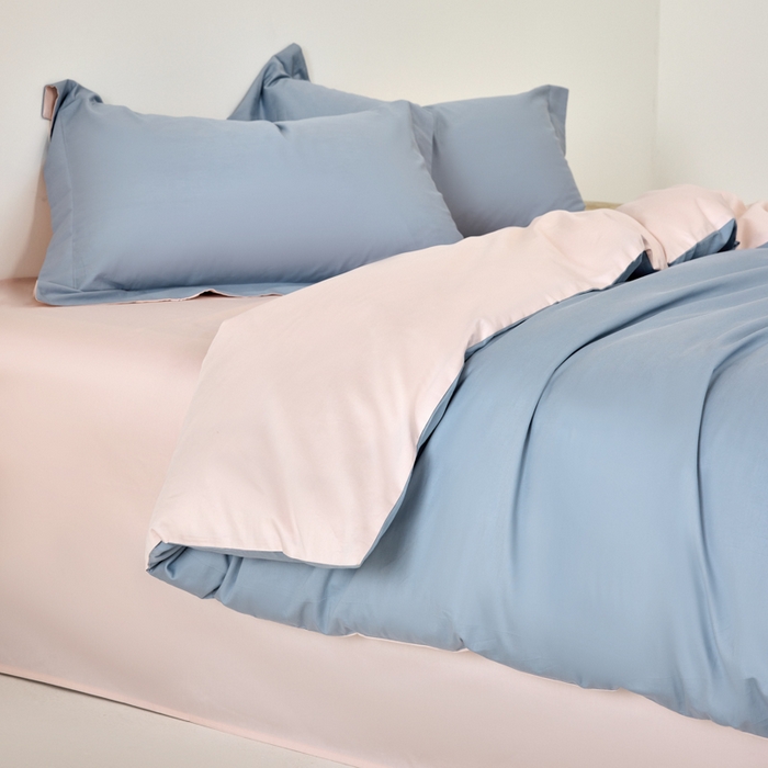 91家纺网 家纺一手货源 找家纺 丞音家纺 2025新款A类纯色高档礼盒包装双股高支蜜贡缎100s长绒棉四件套纯棉被套床单 洛克-碧空蓝拼粉
