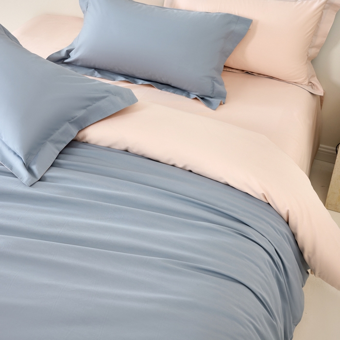 91家纺网 家纺一手货源 找家纺 丞音家纺 2025新款A类纯色高档礼盒包装双股高支蜜贡缎100s长绒棉四件套纯棉被套床单 洛克-碧空蓝拼粉