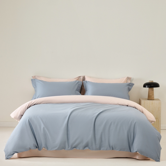 91家纺网 家纺一手货源 找家纺 丞音家纺 2025新款A类纯色高档礼盒包装双股高支蜜贡缎100s长绒棉四件套纯棉被套床单 洛克-碧空蓝拼粉