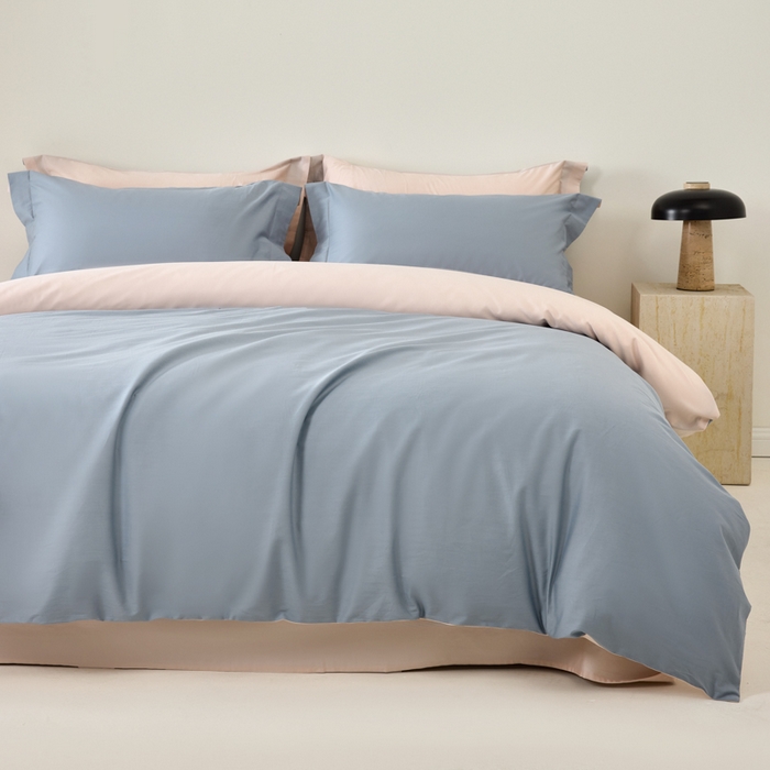 91家纺网 家纺一手货源 找家纺 丞音家纺 2025新款A类纯色高档礼盒包装双股高支蜜贡缎100s长绒棉四件套纯棉被套床单 洛克-碧空蓝拼粉