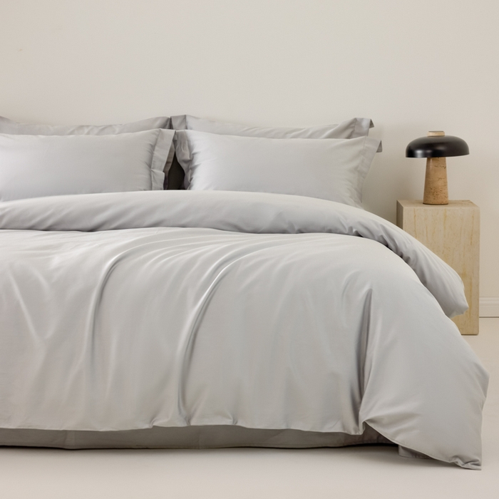 91家纺网 家纺一手货源 找家纺 丞音家纺 2025新款A类纯色高档礼盒包装双股高支蜜贡缎100s长绒棉四件套纯棉被套床单 洛克-太空灰