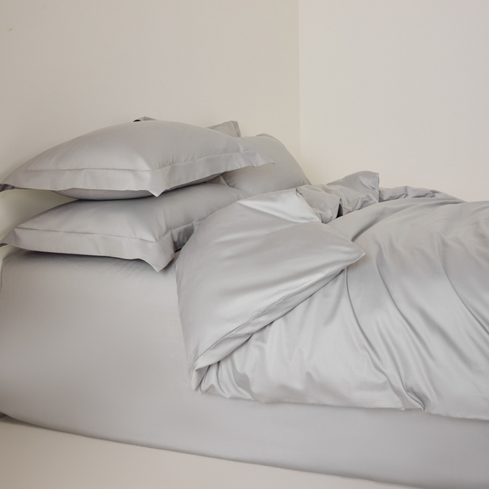 91家纺网 家纺一手货源 找家纺 丞音家纺 2025新款A类纯色高档礼盒包装双股高支蜜贡缎100s长绒棉四件套纯棉被套床单 洛克-太空灰