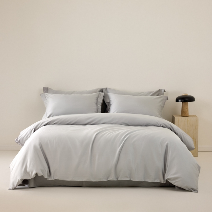 91家纺网 家纺一手货源 找家纺 丞音家纺 2025新款A类纯色高档礼盒包装双股高支蜜贡缎100s长绒棉四件套纯棉被套床单 洛克-太空灰