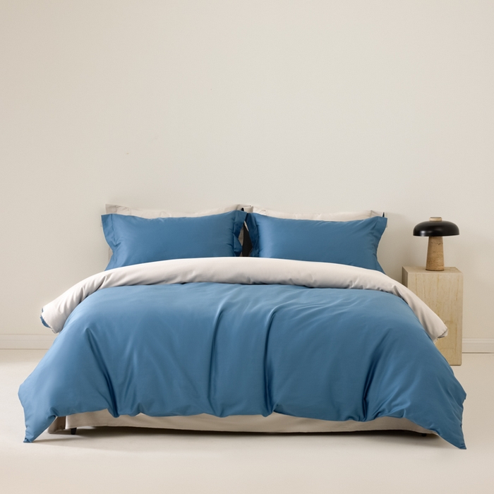 91家纺网 家纺一手货源 找家纺 丞音家纺 2025新款A类纯色高档礼盒包装双股高支蜜贡缎100s长绒棉四件套纯棉被套床单 洛克-宾利蓝拼灰