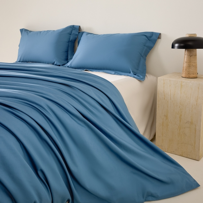 91家纺网 家纺一手货源 找家纺 丞音家纺 2025新款A类纯色高档礼盒包装双股高支蜜贡缎100s长绒棉四件套纯棉被套床单 洛克-宾利蓝拼灰