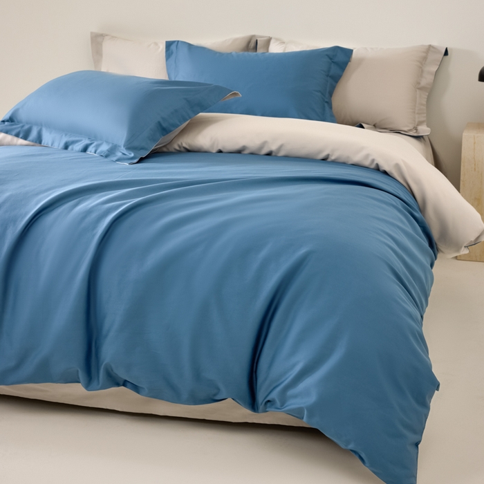 91家纺网 家纺一手货源 找家纺 丞音家纺 2025新款A类纯色高档礼盒包装双股高支蜜贡缎100s长绒棉四件套纯棉被套床单 洛克-宾利蓝拼灰