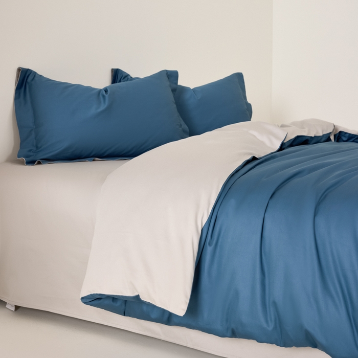 91家纺网 家纺一手货源 找家纺 丞音家纺 2025新款A类纯色高档礼盒包装双股高支蜜贡缎100s长绒棉四件套纯棉被套床单 洛克-宾利蓝拼灰